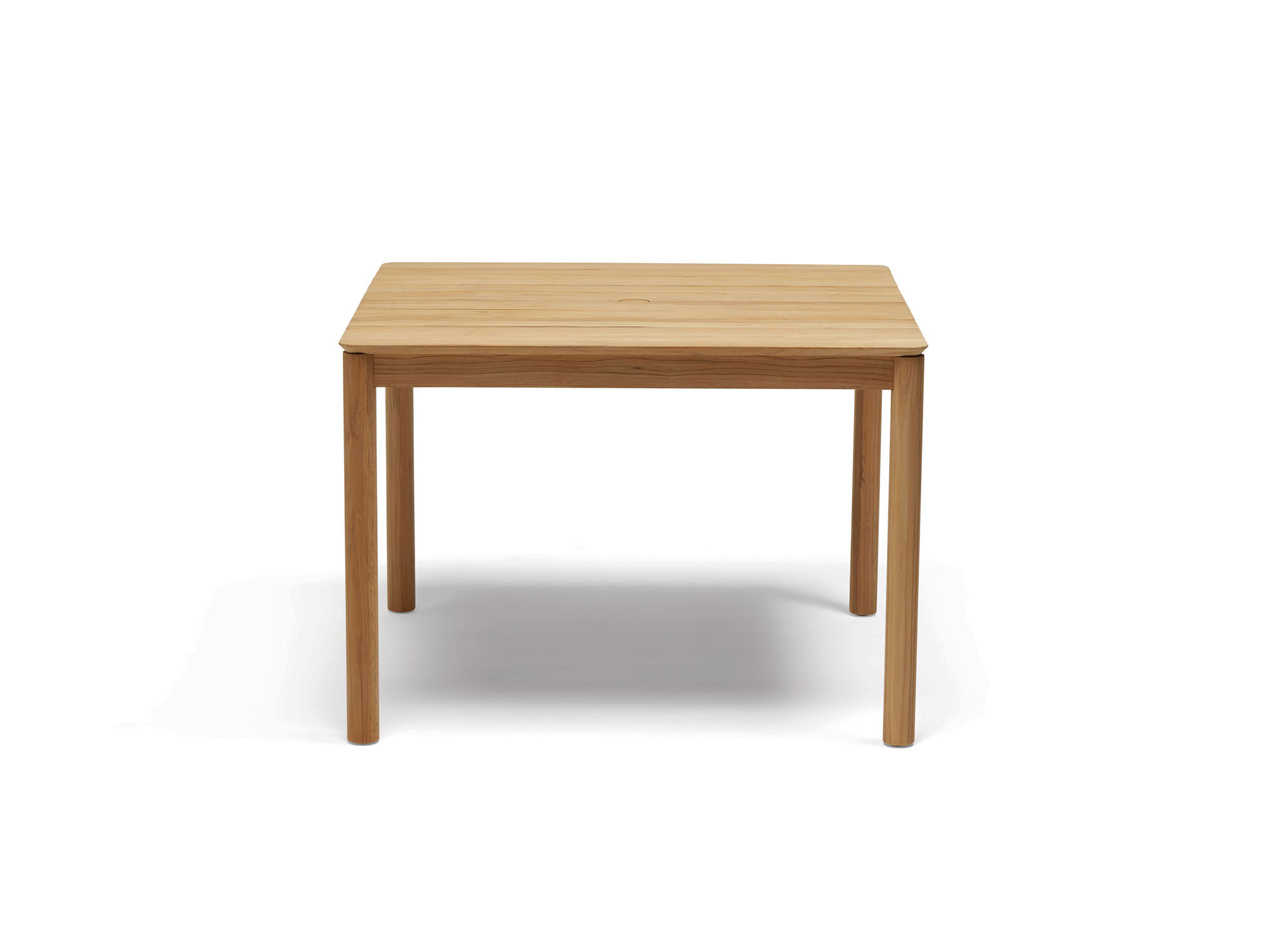 Vue de face d'une table à manger extérieure en bois carrée